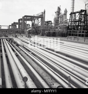 1960, historische, Saudi-Arabien, Außenansicht einer Ölraffinerie und Pipelines. Stockfoto