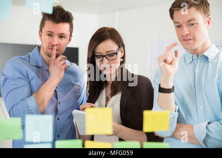 Professionelle Planung von Strategien auf Haftnotizen im Büro Stockfoto