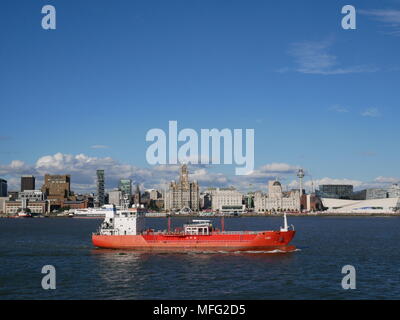 Frachtschiff auf den Fluss Mersey, wie es Umsatz Vergangenheit Liverpool. Stockfoto