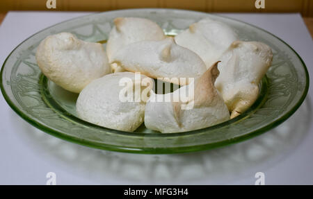 Vaseline Glasplatte mit Meringue Stockfoto