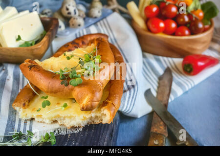 Khachapuri ist eine traditionelle georgische Käse Brot. Brot mit Käse und Eier mit den Gruenen Stockfoto