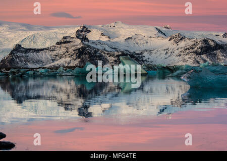 <span class='wsc Untertitel' id='Island lilleulven.com K3 10991. DNG'> Jökulsárlón, Hornafjörður, Region Ost/Austurland • Island</span> Dieses la Stockfoto