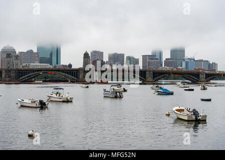 Skyline von Downtown Boston mit dem Nebel, MA USA Stockfoto