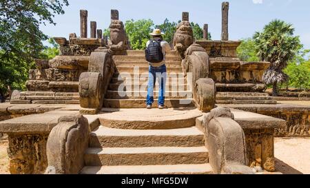 Touristen fotografieren in Polonnaruwa, die mittelalterliche Hauptstadt von Sri Lanka. Stockfoto