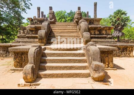 Die Ruine eines antiken Gebäudes in Polonnaruwa, die mittelalterliche Hauptstadt von Sri Lanka. Stockfoto