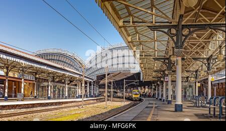 Klassische Ansicht der einen Bahnhof. Ein Zug am Bahnsteig warten zu verlassen. Gemeinkosten sind kunstvolle 19 Rokoko-schloss Vordächer. Stockfoto