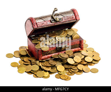 Geöffnete Schatzkiste gefüllt mit goldfarbenen Münzen isoliert auf weißem Stockfoto