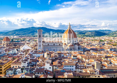 Der Dom von Florenz und der Dom sticht über den Dächern unter den anderen mittelalterlichen Gebäuden hervor. Stockfoto
