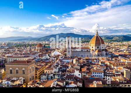 Der Dom von Florenz und der Dom sticht über den Dächern unter den anderen mittelalterlichen Gebäuden hervor. Stockfoto