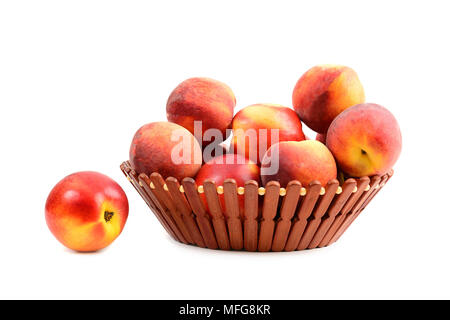 Frische Pfirsiche Obst im Korb isoliert auf einem weißen Stockfoto