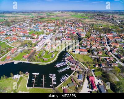 Luftaufnahme von Yachten vor Anker in der Marina in Kartuzy, Polen (ehemalige Angerburg, Ostpreußen) Stockfoto