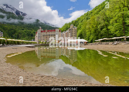 SOCHI, Russland - Mai 09, 2017: berühmte Skigebiet Rosa Khutor im Kaukasus, Russland. Stockfoto