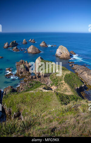Bild vertikal nach Südosten über die Nuggets felsigen kleinen Inseln von Nugget Point Lighthouse auf der Catlins Coast von Neuseelands Südinsel. Stockfoto