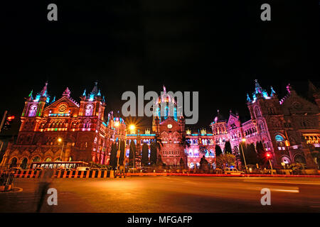 UNESCO-Weltkulturerbe Chatrapati Shivaji Maharaj Terminus (ehemals Victoria Terminus), Mumbai wunderschön beleuchtet bei Nacht auf spezielle occas Stockfoto