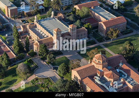 Los Angeles, Kalifornien, USA - 18. April 2018: Nachmittag Luftaufnahme von historischen Royce Hall auf dem UCLA Campus in der Nähe von Westwood. Stockfoto