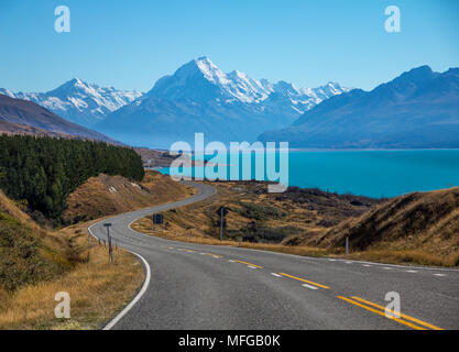 Schnee und Gletscher - schneebedeckten Gipfeln der neuseeländischen Südalpen einschließlich deren höchste Gipfel - oder Aoraki Mount Cook von der Zufahrtsstraße neben Lake Pukaki Stockfoto