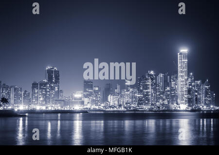 City Lights, glühende Stadtbild bei Nacht skyline ofdowntown Panama Stockfoto