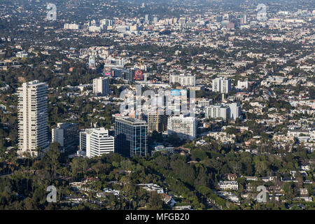 West Hollywood, Kalifornien, USA - 18. April 2018: Luftaufnahme der Türme und Gebäude entlang der Sunset Strip mit Downtown Hollywood im Hintergrund. Stockfoto