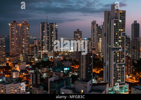 Stadt Antenne bei Nacht Wolkenkratzer Skyline von Panama City Stockfoto