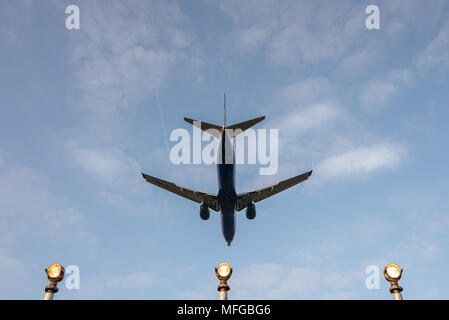 Eine Landung kommerzielle Flugzeug fliegen über Kopf in den kommenden mit Landebahn Landescheinwerfer gegen den blauen Himmel zu landen. Stockfoto