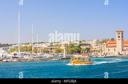 Einfahrt in den Hafen von Mandraki Rhodos. Die Insel Rhodos. Griechenland Stockfoto