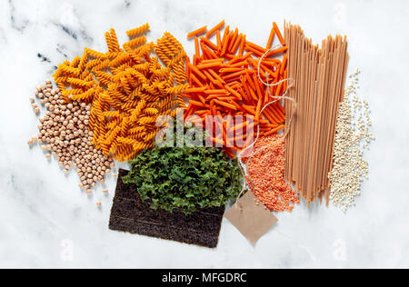 Verschiedene Arten von glutenfreien Paste aus Kichererbsen, rote Linsen, Algen und Gesundes Getreide auf weißem Marmortisch. Etiketten für das Schreiben von Text. shot her Stockfoto