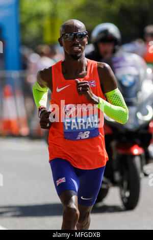 Sir Mo Farah läuft auf der Autobahn während der London Marathon 2018. Mo beendete dritte brechen die britische Aufzeichnung von Steve Jones. Stockfoto