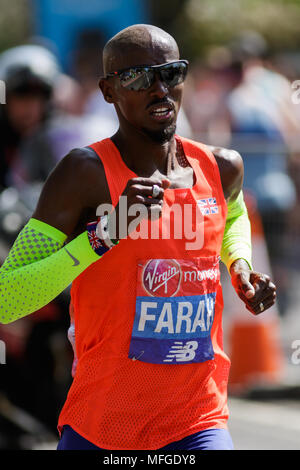 Sir Mo Farah läuft auf der Autobahn während der London Marathon 2018. Mo beendete dritte brechen die britische Aufzeichnung von Steve Jones. Stockfoto