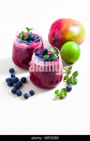 Frisch smoothies der Blaubeeren und Mango mit Zitronensaft in zwei Gläser gemacht. gesunde Ernährung Stockfoto