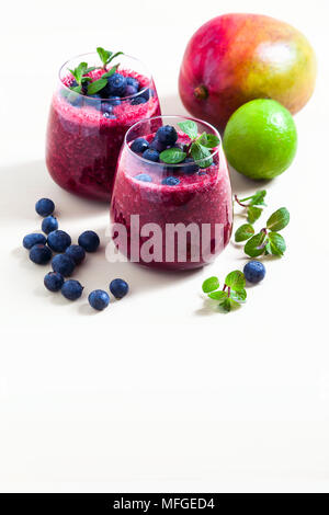 Frisch smoothies der Blaubeeren und Mango mit Zitronensaft in zwei Gläser gemacht. gesunde Ernährung Stockfoto