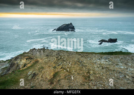 Am späten Abend Licht über das Meer rund um den Osten Pentire Headland in Newquay Cornwall. Stockfoto