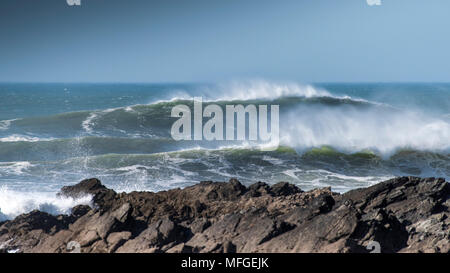 Große Wellen auf den Fistral in Newquay in Cornwall; Stockfoto