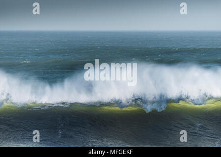 Eine große Welle bricht an Fistral in Newquay in Cornwall. Stockfoto