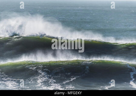 Große Wellen auf den Fistral in Newquay in Cornwall. Stockfoto