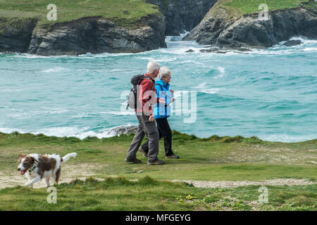 Zwei reife Wanderer auf dem Küstenweg an Treyarnon Bay in Cornwall. Stockfoto