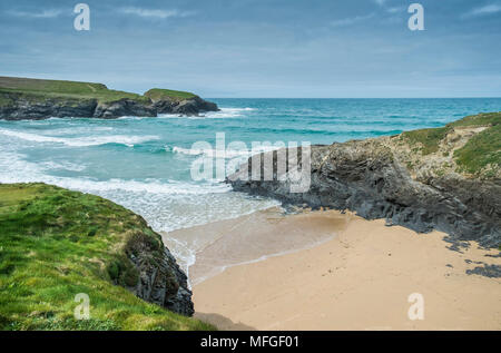 Eine kleine Sandbucht in ecluded Treyarnon Bay an der Küste von North Cornwall. Stockfoto