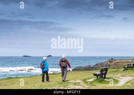 Zwei reife Wanderer auf dem Küstenweg an Treyarnon Bay in Cornwall. Stockfoto