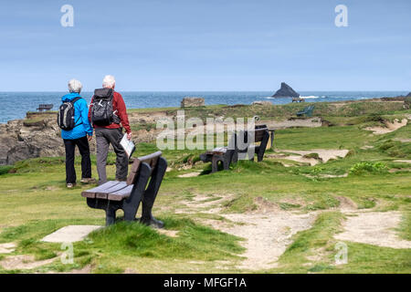 Zwei reife Wanderer auf dem Küstenweg an Treyarnon Bay in Cornwall. Stockfoto