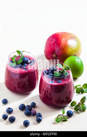 Frisch smoothies der Blaubeeren und Mango mit Zitronensaft in zwei Gläser gemacht. gesunde Ernährung Stockfoto
