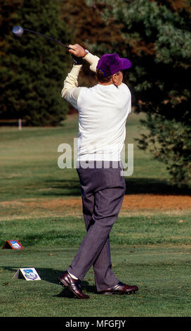 Camp Springs, Maryland, USA, November 3, 1991 Präsident George H.W. Bush spielt Golf an der Andrews Air Force Base, im südlichen Maryland. Präsident Bush Stücke weg auf der ersten Bohrung an Andrews. Stockfoto