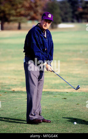 Camp Springs, Maryland, November 3, 1991 Präsident George H.W. Bush wird fertig, ein unten die Fahrrinne vom ersten T-Stück an der Andrews Air Force Base zu fahren Stockfoto