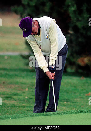 Camp Springs, Maryland, USA < November 3, 1991 Präsident George H.W. Bush spielt Golf an der Andrews Air Force Base, im südlichen Maryland. Hier ist er chippng bis auf den 18. Stockfoto