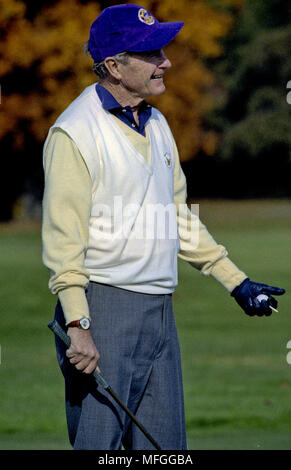 Camp Springs, Maryland, November 3, 1991 Präsident George H.W. Bush, nachdem er seine blaue Jacke fertig wird ein unten die Fahrrinne vom ersten T-Stück an der Andrews Air Force Base zu fahren Stockfoto