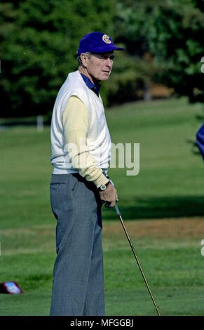 Camp Springs, Maryland, November 3, 1991 Präsident George H.W. Bush, nachdem er seine blaue Jacke fertig wird ein unten die Fahrrinne vom ersten T-Stück an der Andrews Air Force Base zu fahren Stockfoto