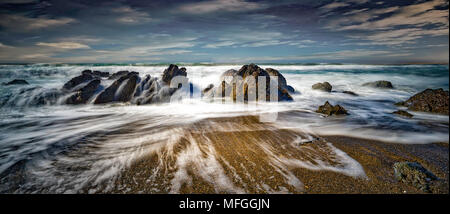 Wellen am Strand, Anglesey, Wales, Vereinigtes Königreich Stockfoto