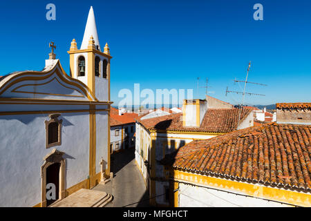 Blick auf die Kirche und die Häuser im traditionellen Dorf Nisa im Alentejo, Portugal; Konzept für Reisen in Portugal und Portugal besuchen Stockfoto