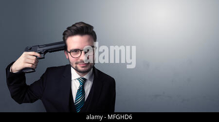 Junge verloren Geschäftsmann Mann seinen Kopf schießen mit Gewehr Stockfoto