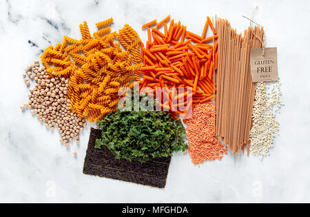 Verschiedene Arten von glutenfreien Paste aus Kichererbsen, rote Linsen, Algen und Gesundes Getreide auf weißem Marmortisch. Etiketten für das Schreiben von Text. shot her Stockfoto