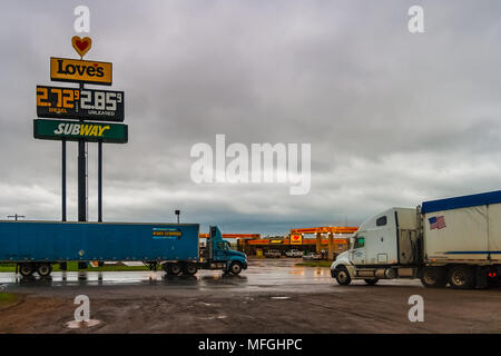 Einen lieben Reisen stoppen und Land entlang der Interstate 40 und Highway 66 an einem regnerischen Tag des Sommers mit Stockfoto