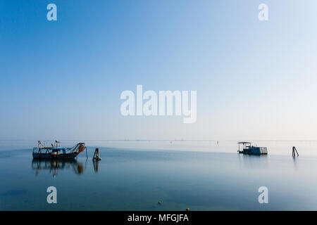 Angelboote/Fischerboote in Po River Lagune, Italien. Italienische Landschaft. Minimal Wasser panorama Stockfoto